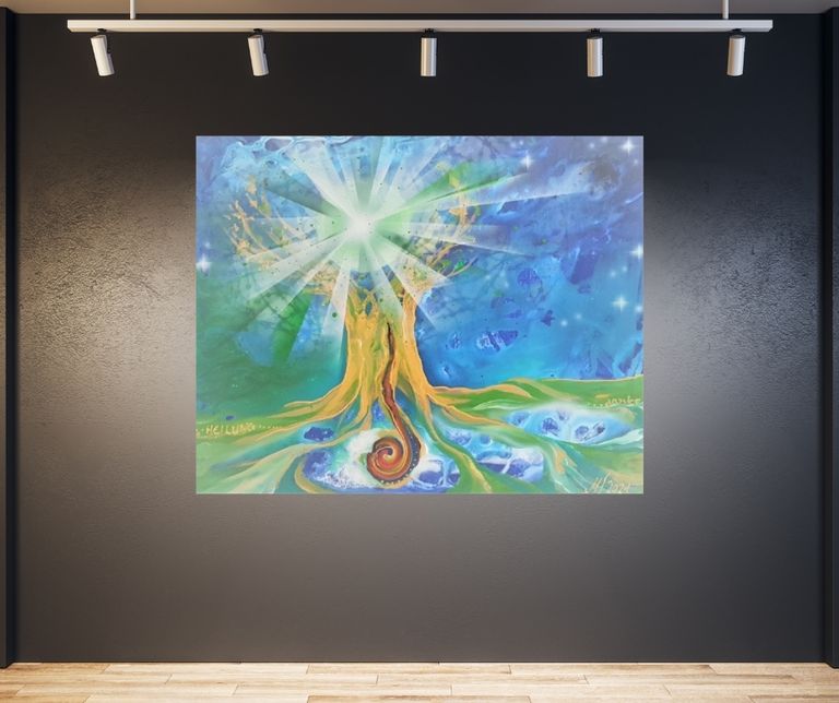 Gemälde eines leuchtenden Baums mit weit ausgebreiteten Wurzeln vor blau-grünem Hintergrund, beleuchtet von mehreren Deckenstrahlern in einer Galerie mit dunkler Wand und hellem Holzboden.